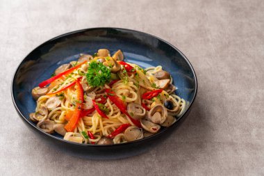 Spagetti aglio e olio, Napoli 'nin geleneksel İtalyan makarnasıdır. Klasik aglio e olio makarna tarifi. Kızarmış sarımsak, mantar, paprika, maydanoz ve acı biberli..