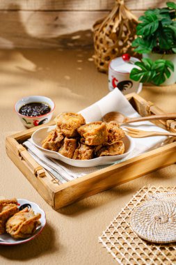 Tahu Walik, Tahu Walik, Tahu Bakso olarak da bilinen, nişasta ve diğer malzemelerle kızartılmış işlenmiş tofu atıştırmalığı.