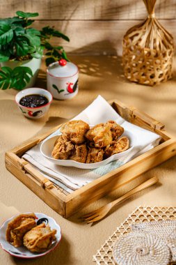 Tahu Walik, Tahu Walik, Tahu Bakso olarak da bilinen, nişasta ve diğer malzemelerle kızartılmış işlenmiş tofu atıştırmalığı.