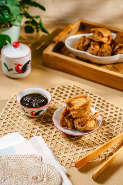 Tahu Walik, Tahu Walik, Tahu Bakso olarak da bilinen, nişasta ve diğer malzemelerle kızartılmış işlenmiş tofu atıştırmalığı.
