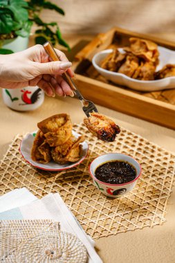 Tahu Walik, Tahu Walik, Tahu Bakso olarak da bilinen, nişasta ve diğer malzemelerle kızartılmış işlenmiş tofu atıştırmalığı.