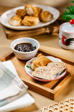 Tahu Walik, Tahu Walik, Tahu Bakso olarak da bilinen, nişasta ve diğer malzemelerle kızartılmış işlenmiş tofu atıştırmalığı.