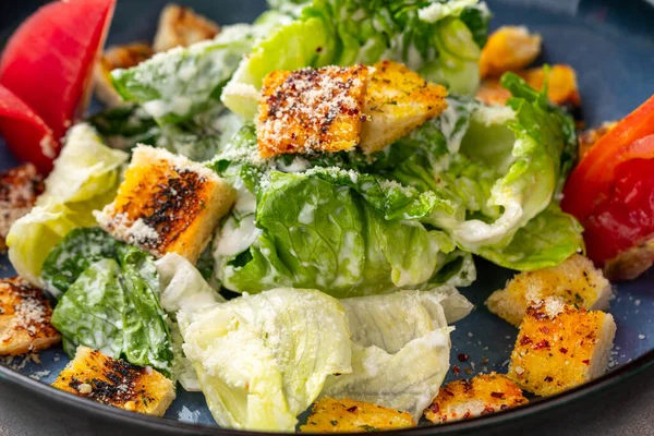 Sezar salatası hardal, parmesan peyniri ve sarımsaklı ekmek ile süslenmiş yeşil marul ve kızarmış ekmek salatasıdır..