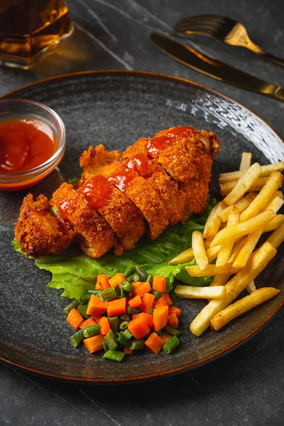 Cordon bleu tavuğu ya da şnitzel cordon bleu, peynirin etrafına sarılmış, daha sonra kızartılmış ve tavada kızartılmış bir et türüdür..