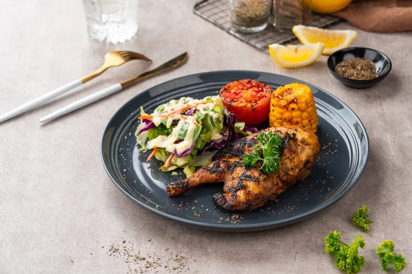 Sarımsak, soya, zencefil ve bal sosunda pişirilmiş yarım tavuk. Fırında mısır, salata ve domates tabağı.. 