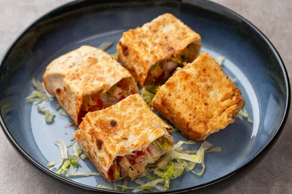 Tavuklu shawarma sandviçi taze rulo, ızgara et ve salata soslu tortilla dürümü. Lavaşlı Türk Doner Kebabı - Shawarma tavuğu