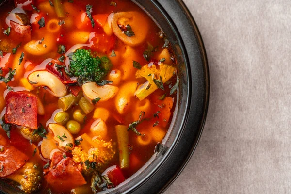 Sebze çorbası, İtalyan kökenli yoğun bir çorba olup, genellikle makarna veya pirinç eklenir..