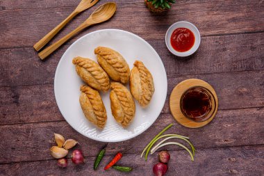 Körili puf ya da Pastel Goreng. Kızarmış ya da fırınlanmış hamur kabuğunda tavuk ve patatesli köri içeren küçük bir turta.