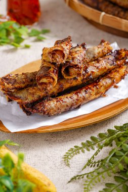 Piscok ya da muz çikolatası Endonezya 'dan geleneksel atıştırmalıklardır. Çin böreği kabuğuna sarılmış kızarmış muzdan yapılmış..