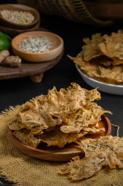 Rempeyek ya da Peyton Teri, un hamurundan yapılmış bol yağda kızartılmış Endonezya-Cava krakeri), limon yaprakları ve diğer malzemeler, gevrek un hamuru ile kaplanmış ya da kaplanmış.