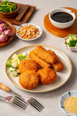 Pempek Endonezya usulü lezzetli bir balık köftesi, Palembang 'tan balık ve tapyokadan yapılır. Pempek tatlı ve ekşi sosla servis edilir..