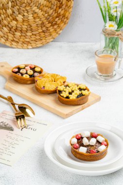 Martabak Mini Bangka ve çeşitli Topping 'ler. Martabak mini bangka un, yumurta, şeker, kabartma tozu, hindistan cevizi sütü ve su karışımından yapılır..