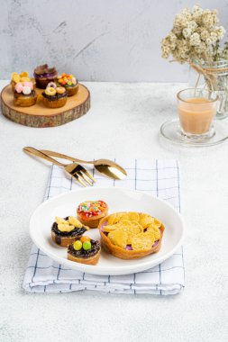 Martabak Mini Bangka ve çeşitli Topping 'ler. Martabak mini bangka un, yumurta, şeker, kabartma tozu, hindistan cevizi sütü ve su karışımından yapılır..