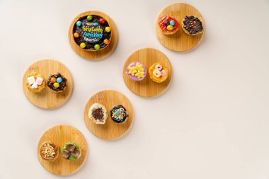 Martabak Mini Bangka ve çeşitli Topping 'ler. Martabak mini bangka un, yumurta, şeker, kabartma tozu, hindistan cevizi sütü ve su karışımından yapılır..