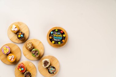 Martabak Mini Bangka ve çeşitli Topping 'ler. Martabak mini bangka un, yumurta, şeker, kabartma tozu, hindistan cevizi sütü ve su karışımından yapılır..