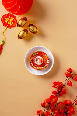 Martabak Mini Bangka ve çeşitli Topping 'ler. Martabak mini bangka un, yumurta, şeker, kabartma tozu, hindistan cevizi sütü ve su karışımından yapılır..