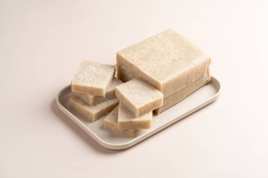 Çiğ şalgam keki (Çince: Chai tow kway). Şalgam keki Çin 'in Chaoshan şehrinde genellikle dikdörtgen şeklinde dilimlenmiş ve bazen de tavada kızartılmış bir Teochew mutfağıdır..