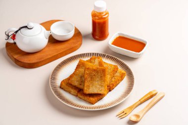 Turp keki (Çince: Chai tow kway). Şalgam keki Çin 'in Chaoshan şehrinde genellikle dikdörtgen şeklinde dilimlenmiş ve bazen de tavada kızartılmış bir Teochew mutfağıdır..