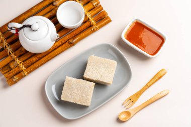 Çiğ şalgam keki (Çince: Chai tow kway). Şalgam keki Çin 'in Chaoshan şehrinde genellikle dikdörtgen şeklinde dilimlenmiş ve bazen de tavada kızartılmış bir Teochew mutfağıdır..