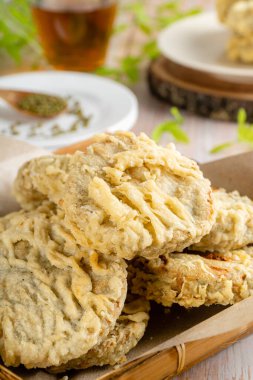 Gandasturi veya kue kacang ijo. Endonezya 'dan yeşil fasulye ve esmer şekerden yapılmış, yuvarlak ve düz şekilli, unla kaplanmış ve kızartılmış bir pasta..