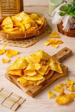 Ekmek meyvesi cipsi ya da Keripik sukun ince dilimlenmiş ve kuru ve çıtır çıtır olana kadar kızartılmış ekmekten yapılan yemektir. Tuzlu ve genellikle lezzetli bir soğan aroması verir..