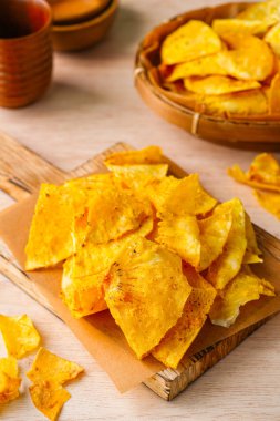 Ekmek meyvesi cipsi ya da Keripik sukun ince dilimlenmiş ve kuru ve çıtır çıtır olana kadar kızartılmış ekmekten yapılan yemektir. Tuzlu ve genellikle lezzetli bir soğan aroması verir..