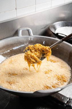 Kurutulmuş patates ya da patates hardası, Endonezya baharatlarıyla kızartılmış kuru kibrit biçimli patatesler için kullanılan terimdir..