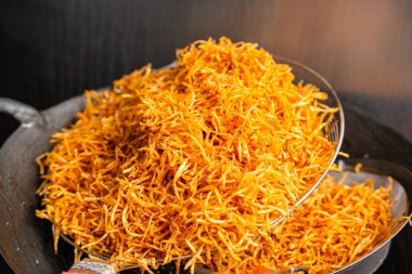 Kurutulmuş patates ya da patates hardası, Endonezya baharatlarıyla kızartılmış kuru kibrit biçimli patatesler için kullanılan terimdir..