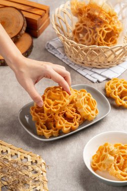 Kembang Goyang veya sallanan çiçek, Endonezya tipik ev yapımı çıtır çıtır çerez çiçek şeklinde ve tipik Betawi çerezi..