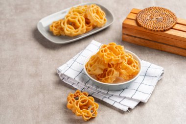 Kembang Goyang veya sallanan çiçek, Endonezya tipik ev yapımı çıtır çıtır çerez çiçek şeklinde ve tipik Betawi çerezi..