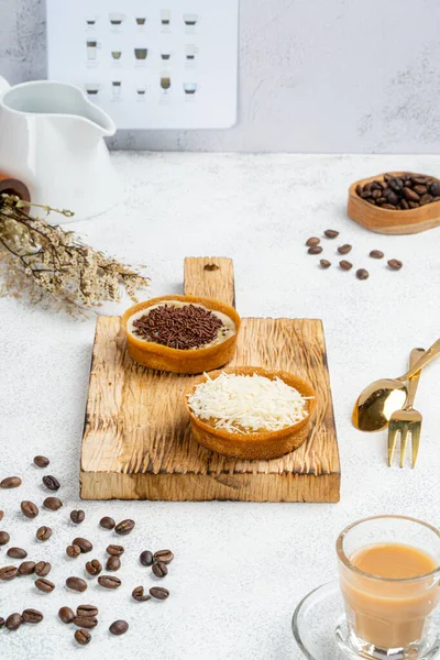 Martabak Mini Bangka ve çeşitli Topping 'ler. Martabak mini bangka un, yumurta, şeker, kabartma tozu, hindistan cevizi sütü ve su karışımından yapılır..