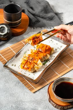 Mentai soslu ızgara gyoza Japon köftesi.