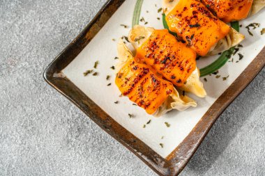 Mentai soslu ızgara gyoza Japon köftesi.