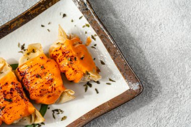 Mentai soslu ızgara gyoza Japon köftesi.