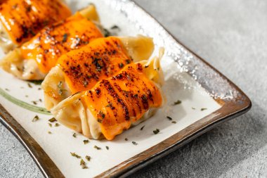 Mentai soslu ızgara gyoza Japon köftesi.