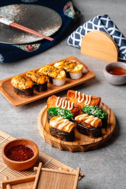 Suşi, genellikle biraz şeker ve tuzlu, deniz ürünleri, genellikle çiğ ve sebze gibi çeşitli malzemelerle birlikte hazırlanmış bir Japon yemeğidir.. 