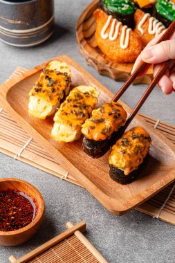 Suşi, genellikle biraz şeker ve tuzlu, deniz ürünleri, genellikle çiğ ve sebze gibi çeşitli malzemelerle birlikte hazırlanmış bir Japon yemeğidir.. 