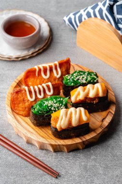 Suşi, genellikle biraz şeker ve tuzlu, deniz ürünleri, genellikle çiğ ve sebze gibi çeşitli malzemelerle birlikte hazırlanmış bir Japon yemeğidir.. 