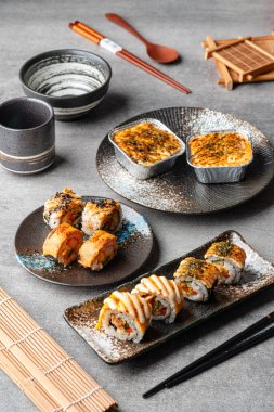 Suşi, genellikle biraz şeker ve tuzlu, deniz ürünleri, genellikle çiğ ve sebze gibi çeşitli malzemelerle birlikte hazırlanmış bir Japon yemeğidir.. 