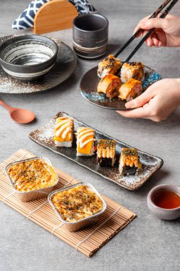 Suşi, genellikle biraz şeker ve tuzlu, deniz ürünleri, genellikle çiğ ve sebze gibi çeşitli malzemelerle birlikte hazırlanmış bir Japon yemeğidir.. 