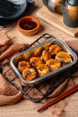 Suşi, genellikle biraz şeker ve tuzlu, deniz ürünleri, genellikle çiğ ve sebze gibi çeşitli malzemelerle birlikte hazırlanmış bir Japon yemeğidir.. 