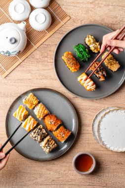 Suşi, genellikle biraz şeker ve tuzlu, deniz ürünleri, genellikle çiğ ve sebze gibi çeşitli malzemelerle birlikte hazırlanmış bir Japon yemeğidir.. 