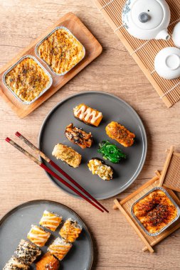 Suşi, genellikle biraz şeker ve tuzlu, deniz ürünleri, genellikle çiğ ve sebze gibi çeşitli malzemelerle birlikte hazırlanmış bir Japon yemeğidir.. 