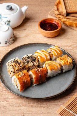 Suşi, genellikle biraz şeker ve tuzlu, deniz ürünleri, genellikle çiğ ve sebze gibi çeşitli malzemelerle birlikte hazırlanmış bir Japon yemeğidir.. 