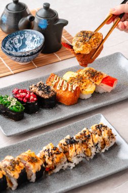 Suşi, genellikle biraz şeker ve tuzlu, deniz ürünleri, genellikle çiğ ve sebze gibi çeşitli malzemelerle birlikte hazırlanmış bir Japon yemeğidir.. 