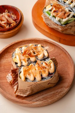 Suşi, genellikle biraz şeker ve tuzlu, deniz ürünleri, genellikle çiğ ve sebze gibi çeşitli malzemelerle birlikte hazırlanmış bir Japon yemeğidir.. 