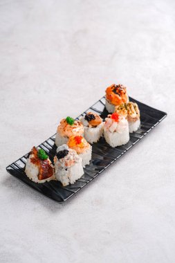 Suşi, genellikle biraz şeker ve tuzlu, deniz ürünleri, genellikle çiğ ve sebze gibi çeşitli malzemelerle birlikte hazırlanmış bir Japon yemeğidir.. 