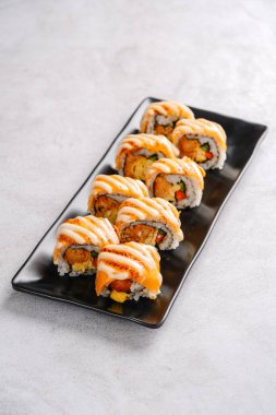 Suşi, genellikle biraz şeker ve tuzlu, deniz ürünleri, genellikle çiğ ve sebze gibi çeşitli malzemelerle birlikte hazırlanmış bir Japon yemeğidir.. 