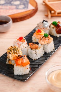 Suşi, genellikle biraz şeker ve tuzlu, deniz ürünleri, genellikle çiğ ve sebze gibi çeşitli malzemelerle birlikte hazırlanmış bir Japon yemeğidir.. 