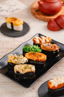 Suşi, genellikle biraz şeker ve tuzlu, deniz ürünleri, genellikle çiğ ve sebze gibi çeşitli malzemelerle birlikte hazırlanmış bir Japon yemeğidir.. 